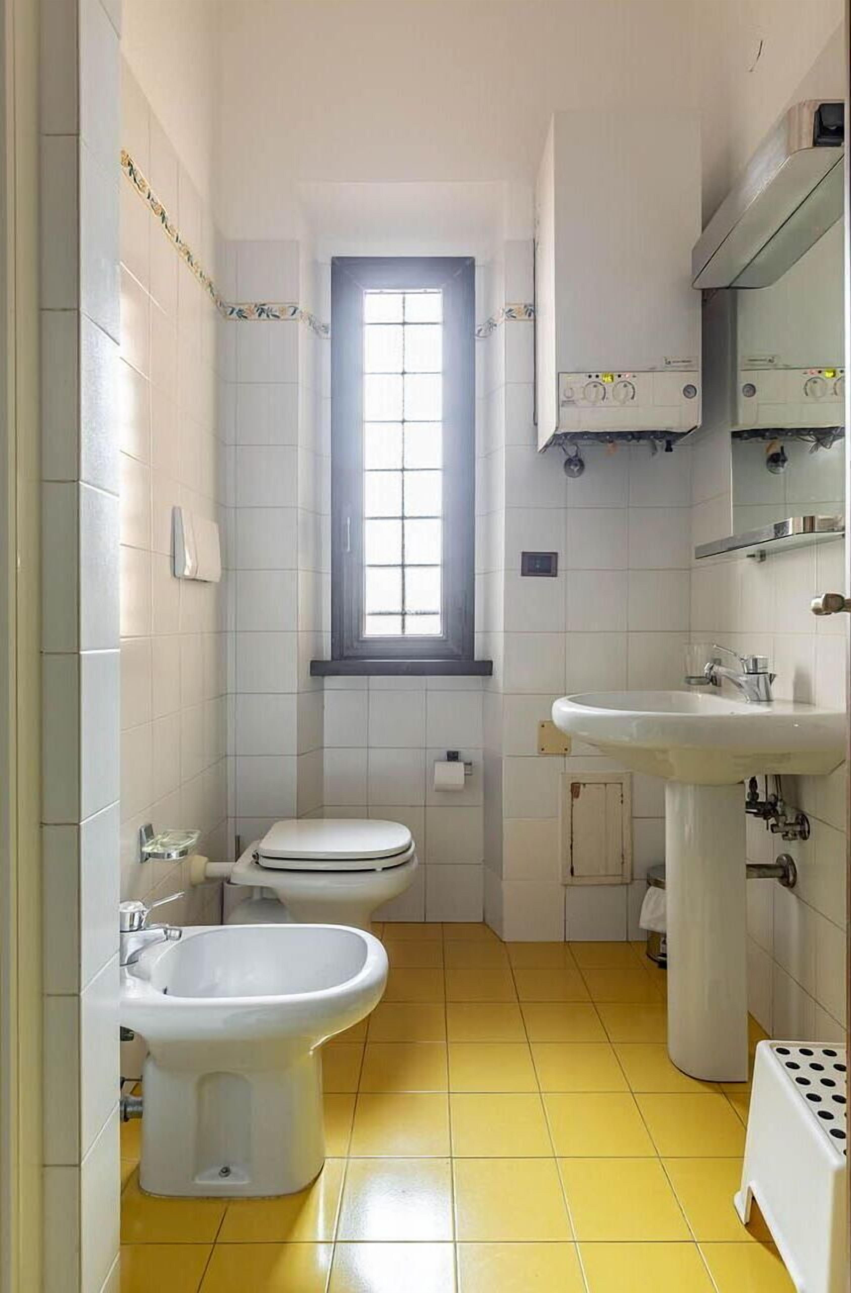 Ein kleines Badezimmer mit Toilette, Bidet und Waschbecken.