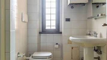 Ein kleines Badezimmer mit Toilette, Bidet und Waschbecken.