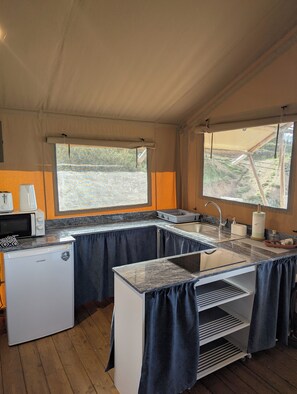 Frigorifero, microonde, piano cottura, bollitore elettrico