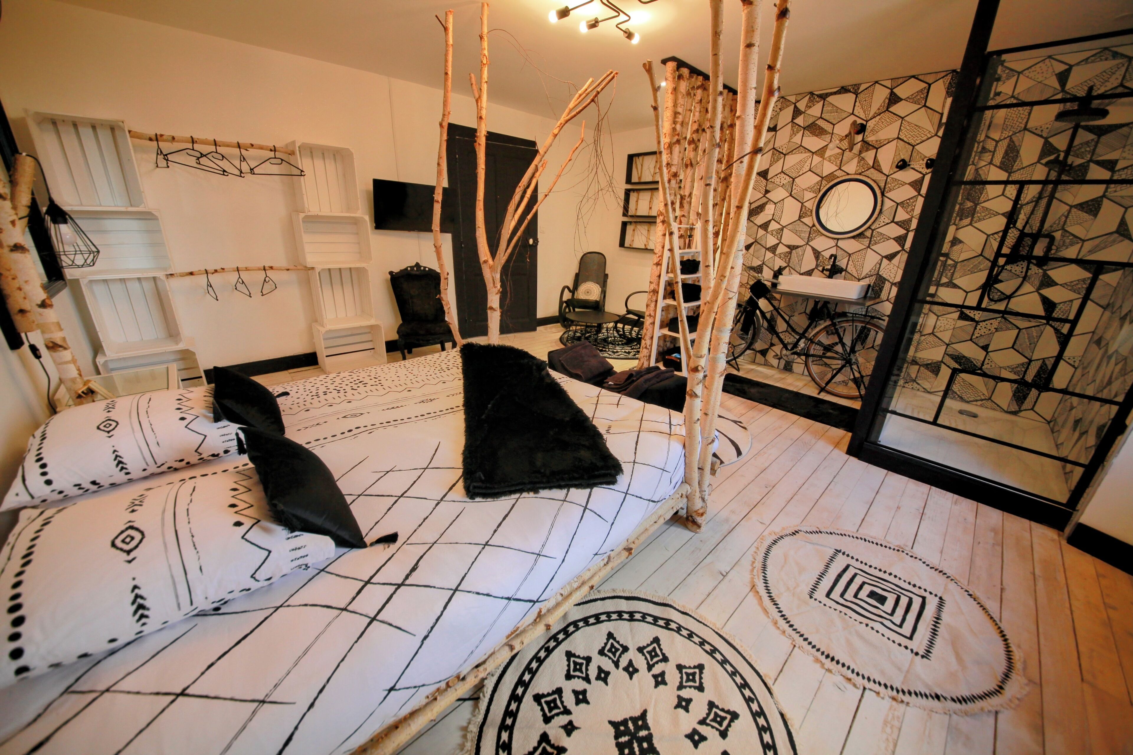 Een strijkplank/strijkijzer, wifi, beddengoed