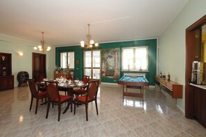 Vila, 5 quartos, para fumantes, piscina particular | Sala de jantar