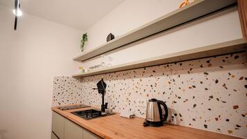 Stovetop, cookware/dishes/utensils, lobster pot, dining tables