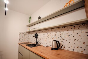 Liesi, keittoastiat/astiat/ruokailuvälineet, hummerimerta, ruokailupöytä