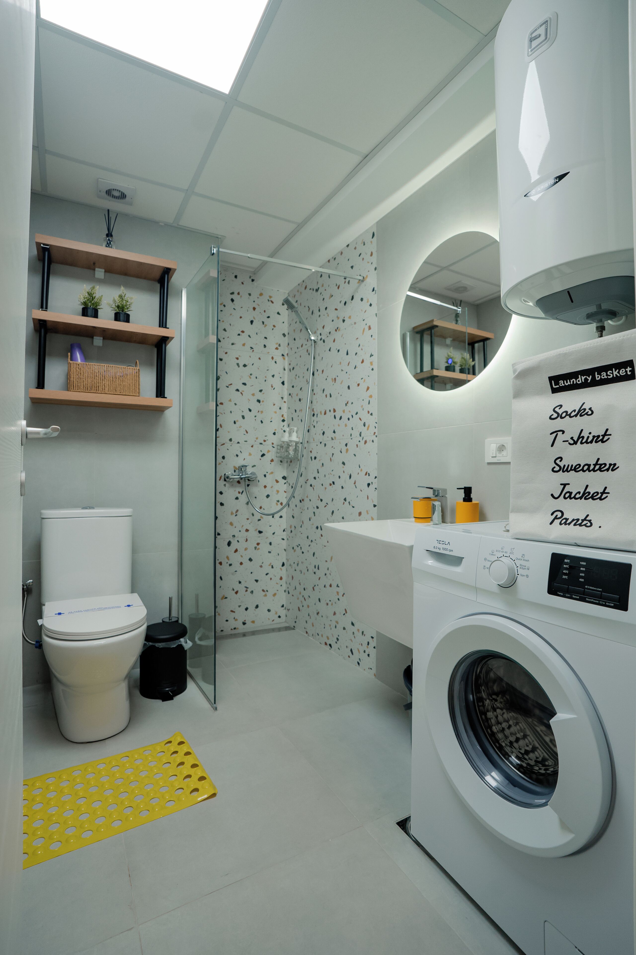 Suihku, hiustenkuivaaja, pyyhkeet, sampoo