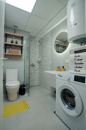 Suihku, hiustenkuivaaja, pyyhkeet, sampoo