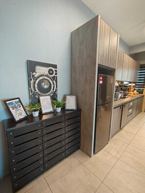 Eine moderne Küche mit Einbaukühlschrank, Holzschränken und einer schwarzen Stauraumeinheit mit Schubladen.