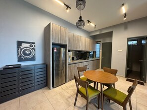 Private kitchen - Perfect 2-bedroom apartment with AC in peaceful Melaka (melaka)