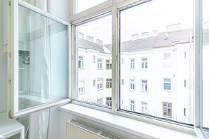 เบสิกอพาร์ทเมนท์ | วิวจากห้องพัก