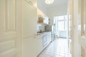 Basic Apartment | Private kitchen | Fridge, oven, stovetop, electric kettle - Stylish 1BR Apartment In Vienna Center (Vienna)