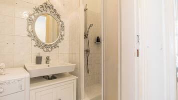 Departamento básico | Baño | Regadera, amenidades de baño gratuitas, secadora de cabello, toallas