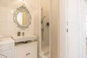 Departamento básico | Baño | Regadera, amenidades de baño gratuitas, secadora de cabello, toallas