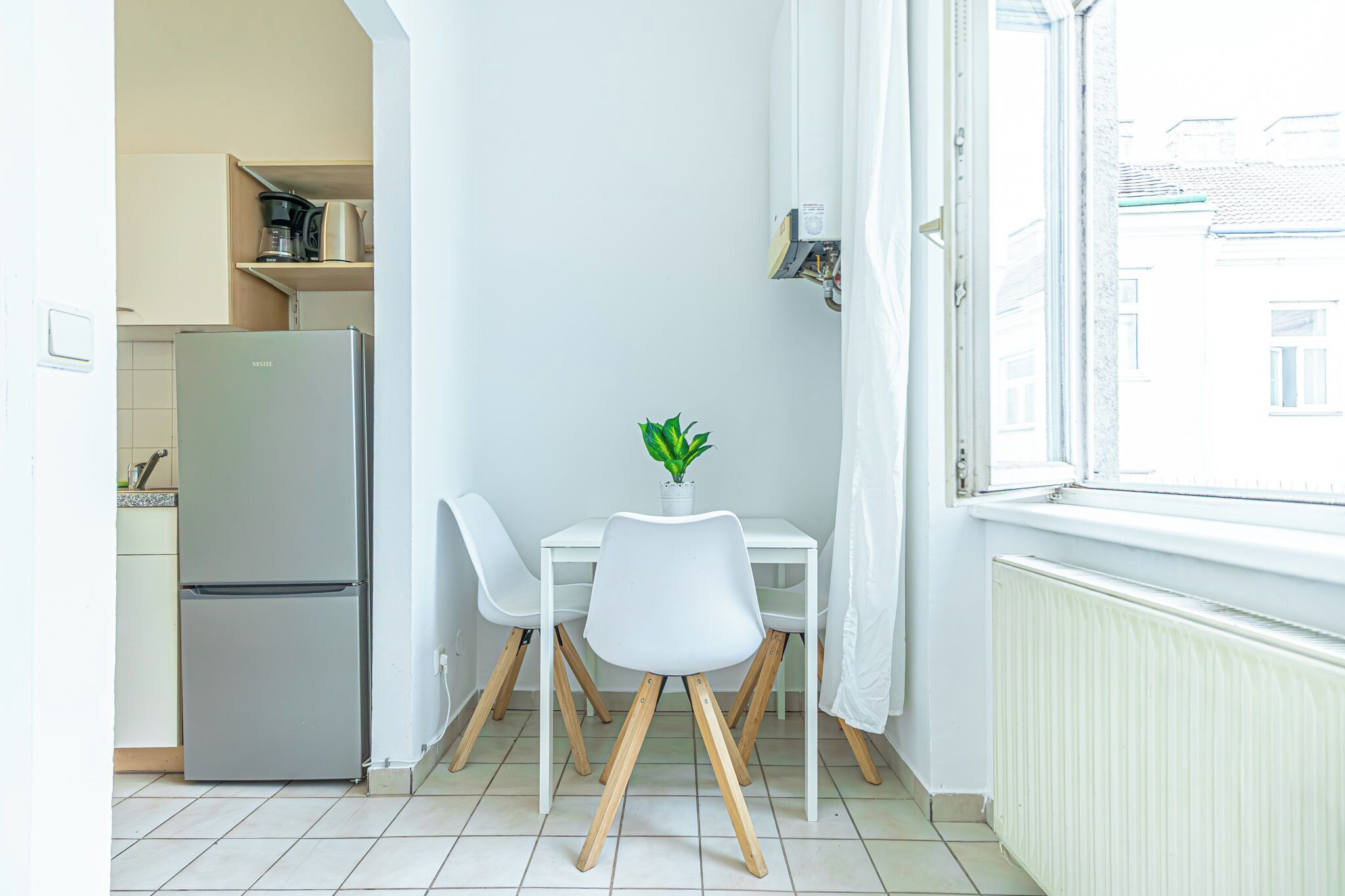 Departamento básico | Cocina privada | Refrigerador, horno, parrilla de estufa y utensilios de cocina 