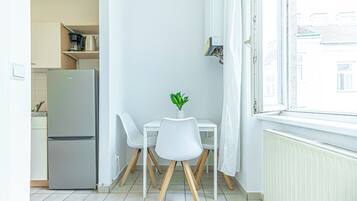 Departamento básico | Cocina privada | Refrigerador, horno, parrilla de estufa y utensilios de cocina