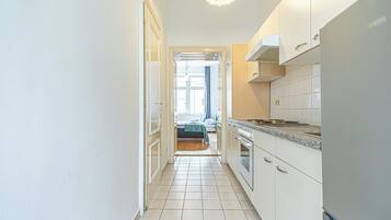 Departamento básico | Cocina privada | Refrigerador, horno, parrilla de estufa y utensilios de cocina