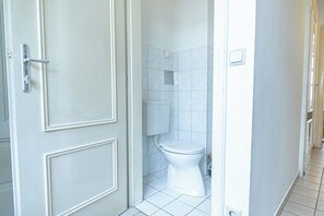 เบสิกอพาร์ทเมนท์ | ห้องน้ำ | ฝักบัว, ของใช้ในห้องน้ำฟรี, ไดร์เป่าผม, ผ้าเช็ดตัว