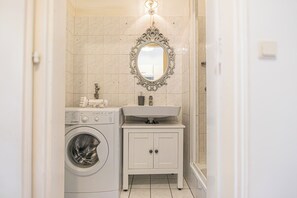 베이직 아파트 | 욕실 | 샤워 시설, 무료 세면용품, 헤어드라이어, 타월