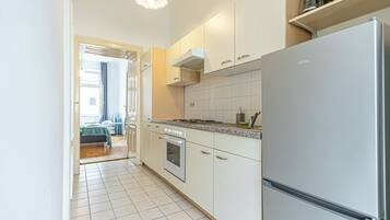 Basic Apartment | Private kitchen | Fridge, oven, stovetop, cookware/dishes/utensils