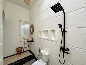 Villa, Poolblick | Badezimmer