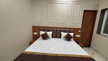 Deluxe Double Room | Laptop workspace, free WiFi