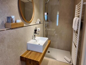 Chambre Double Confort, vue établissement | Salle de bain
