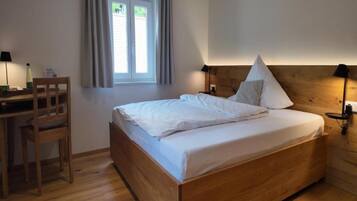 Dobbeltrom – comfort, hageutsikt | Skrivebord, barnesenger, wi-fi (inkludert) og sengetøy