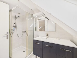 Shower, hair dryer - House for 7 with Garden – Very Quiet Neighborhood (Plouguerneau)