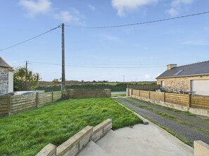 A rural property with a stone house, a paved driveway, and a grassy area. - House for 7 with Garden – Very Quiet Neighborhood (Plouguerneau)