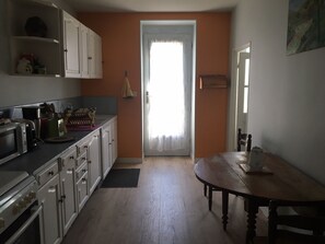 Microwave, oven - Studio in Saint Eusèbe 71210 (Saint Eusèbe)