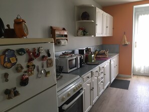 Microwave, oven - Studio in Saint Eusèbe 71210 (Saint Eusèbe)