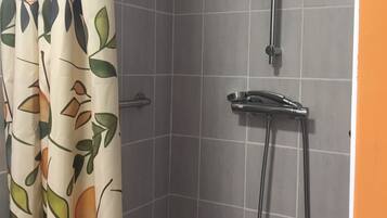 Een douche, een haardroger, handdoeken, zeep