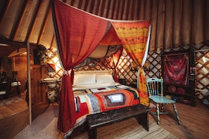 Deluxe Tent, Hill View - 2 Cuori e 1 Yurta Glamping in Toscana (Asciano)