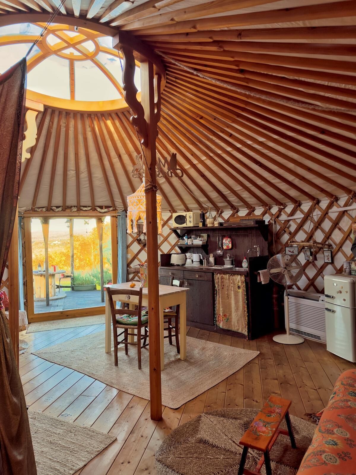 Tente Deluxe, vue colline | Cuisine privée | Réfrigérateur, micro-ondes, batterie de cuisine, vaisselle et ustensiles