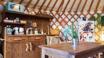 Tente Deluxe, vue colline | Cuisine privée | Réfrigérateur, micro-ondes, batterie de cuisine, vaisselle et ustensiles