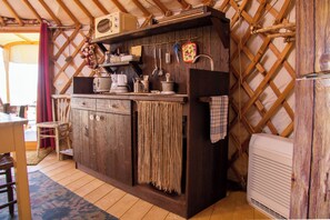 Deluxe Tent, Hill View | Private kitchen | Fridge, microwave, cookware/dishes/utensils - 2 Cuori e 1 Yurta Glamping in Toscana (Toscana)