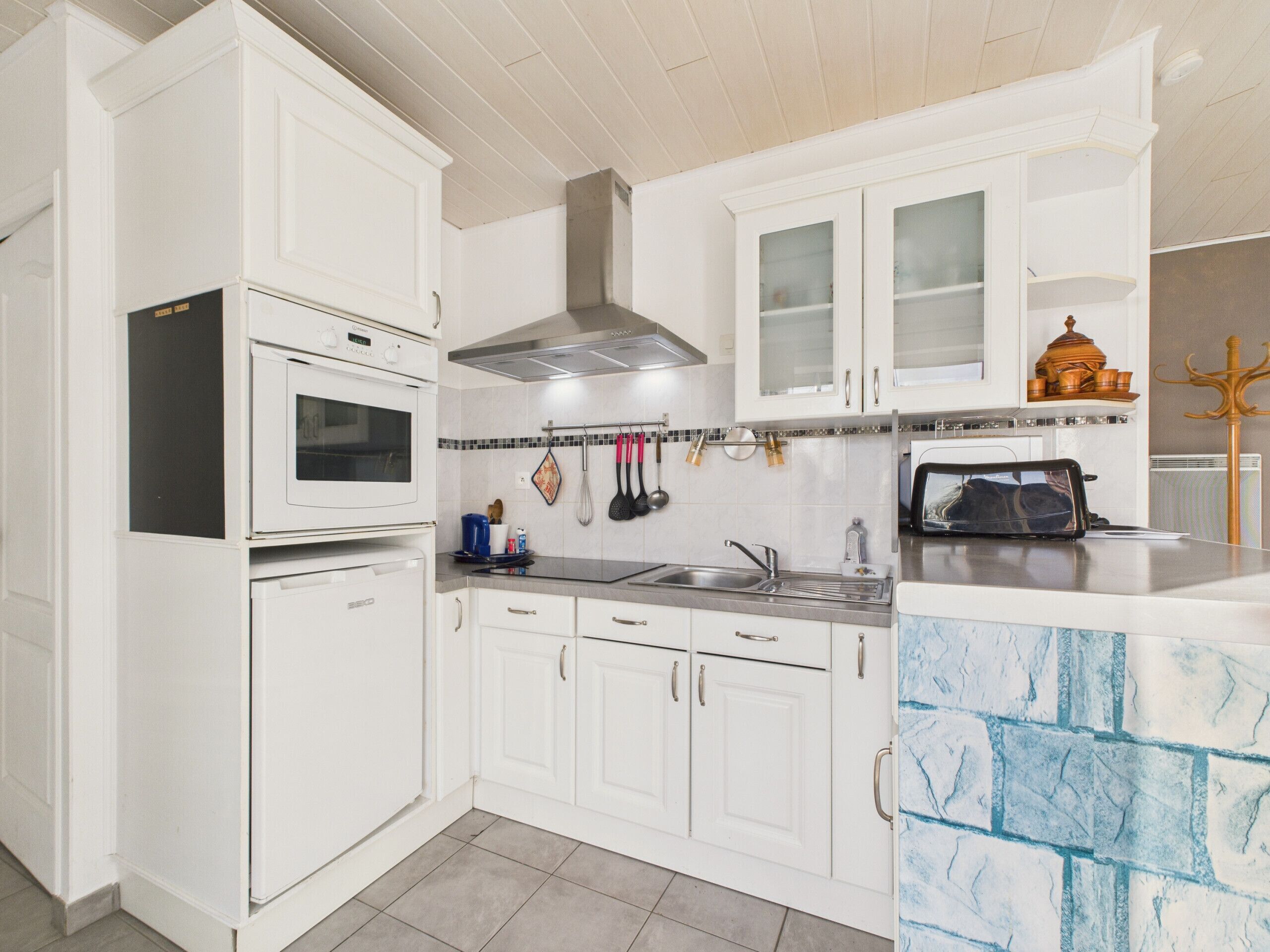 Fridge, microwave, oven, coffee/tea maker