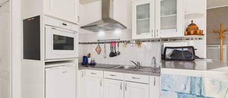 Réfrigérateur, micro-ondes, four, cafetiÚre/bouilloire