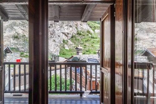 🏠 PROPERTY DESCRIPTIONWelcome to Casa Alpina, in the heart of La Thuile, Valle d’Aosta. A typical mountain apartment, cozy and comfortable, immersed in the tranquility of an alpine village. Ideal for those seeking relaxation, nature, and ski slopes 