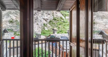 🏠 PROPERTY DESCRIPTIONWelcome to Casa Alpina, in the heart of La Thuile, Valle d’Aosta. A typical mountain apartment, cozy and comfortable, immersed in the tranquility of an alpine village. Ideal for those seeking relaxation, nature, and ski slopes