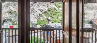 🏠 PROPERTY DESCRIPTIONWelcome to Casa Alpina, in the heart of La Thuile, Valle d’Aosta. A typical mountain apartment, cozy and comfortable, immersed in the tranquility of an alpine village. Ideal for those seeking relaxation, nature, and ski slopes