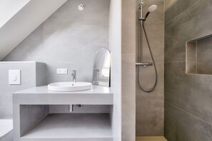 Shower, hair dryer - House for 12 with large garden and swimming pool (Tréméreuc)