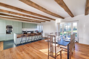 Dining - House for 12 with large garden and swimming pool (Tréméreuc)