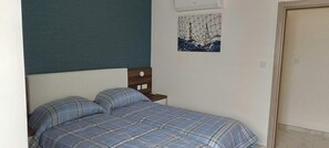 Desk, iron/ironing board, WiFi, bed sheets - Luxurious & Modern 2BR Getaway in Malta (Il-Gżira)