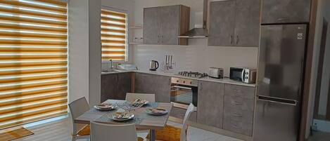 Réfrigérateur, micro-ondes, four, bouilloire électrique