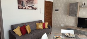 Smart TV - Luxurious & Modern 2BR Getaway in Malta (Il-Gżira)
