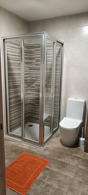 Secadora de cabello, toallas, jabón, papel de baño 
