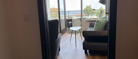 Télévision, table de tennis de table, chaîne hi-fi