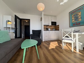 Fernseher, Tischtennisplatte, Stereoanlage