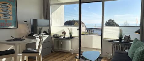 TV, table tennis, stereo