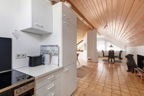 Køleskab, ovn, kogeplade, kaffe-/temaskine