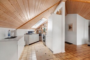 Frigorífico, horno, placa de cocina y cafetera o tetera